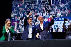 Afiches Kicillof-Milei polarizan el AMBA con el lema 'Axel o Milei'.