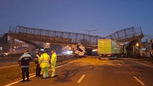 Corte total en Ruta 9 por camión que derribó puente peatonal en Escobar