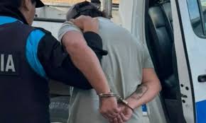 Detienen a hombre en control vehicular con pedido de captura vigente